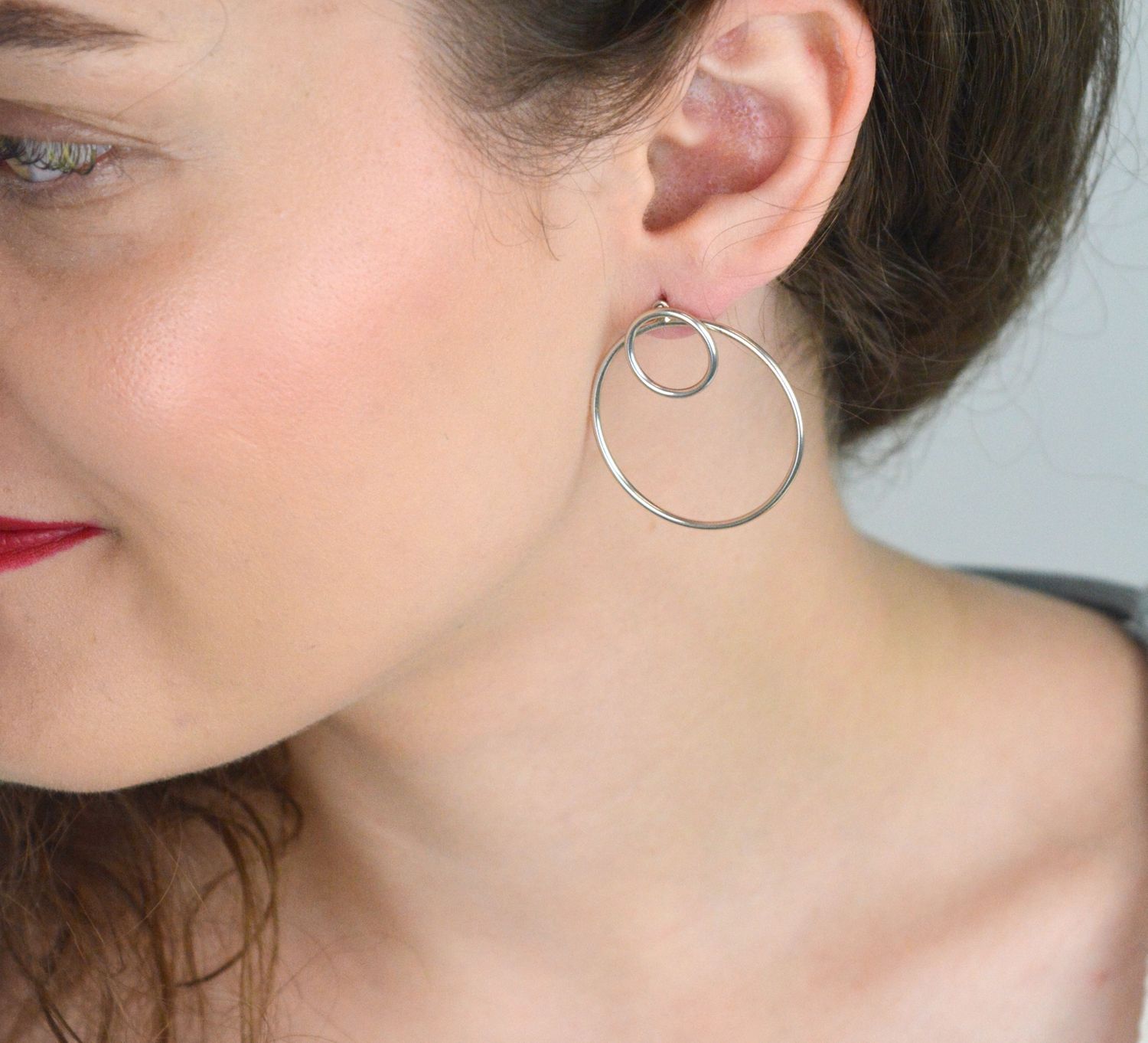 Eleganckie kolczyki damskie srebrne próby 925, kształt kółko w kółku o wymiarach 3,5 cm x 3,5 cm, waga 5,8 g, zapięcie na sztyft. Model K 0808.1.jpg